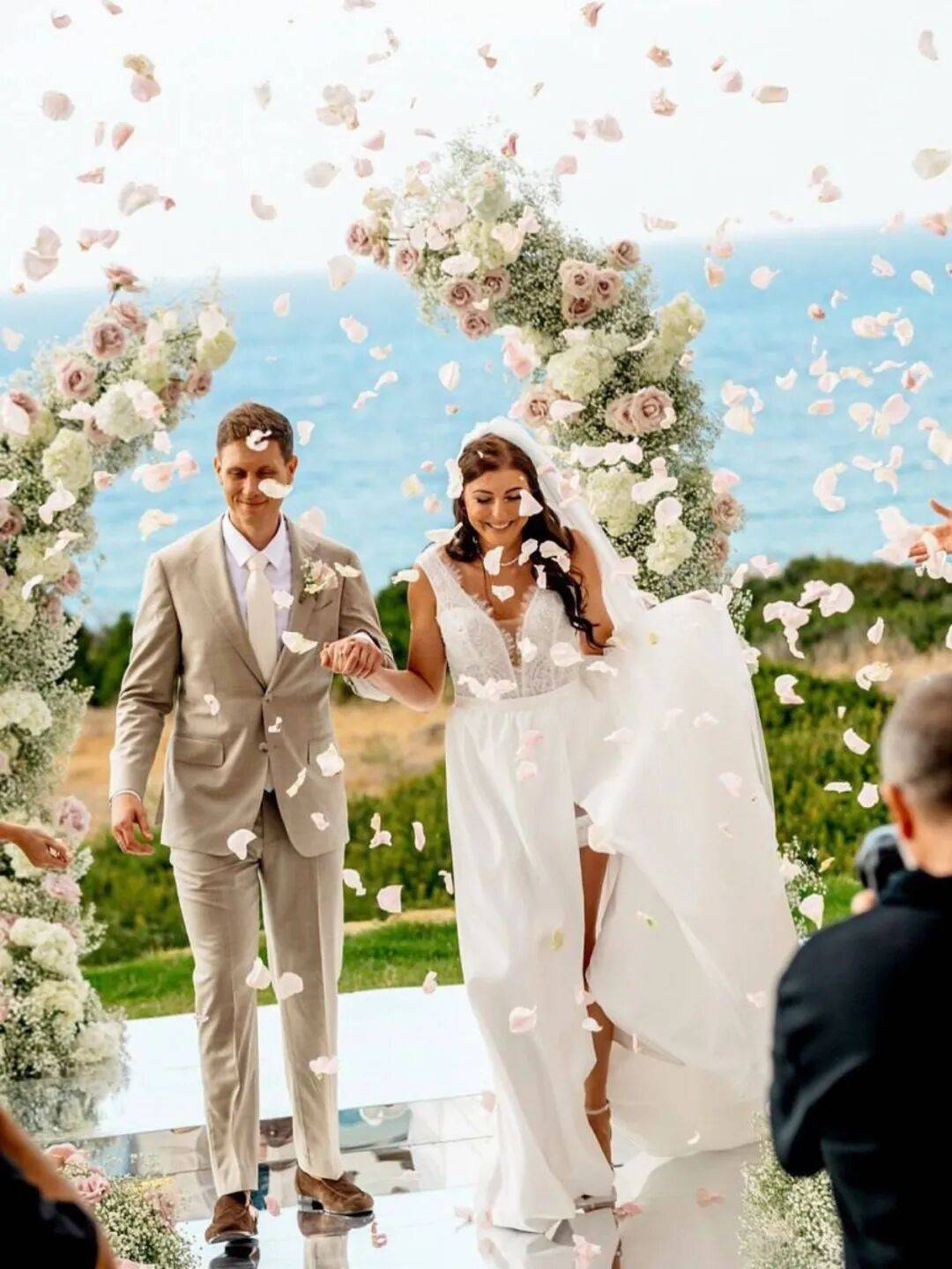 ！脱口秀吐槽婚礼主持乱象尊龙凯时app网站热议(图4)